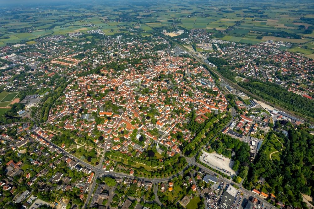Luftbild Soest - Gesamtübersicht und Stadtgebiet mit Außenbezirken und Innenstadtbereich in Soest im Bundesland Nordrhein-Westfalen, Deutschland