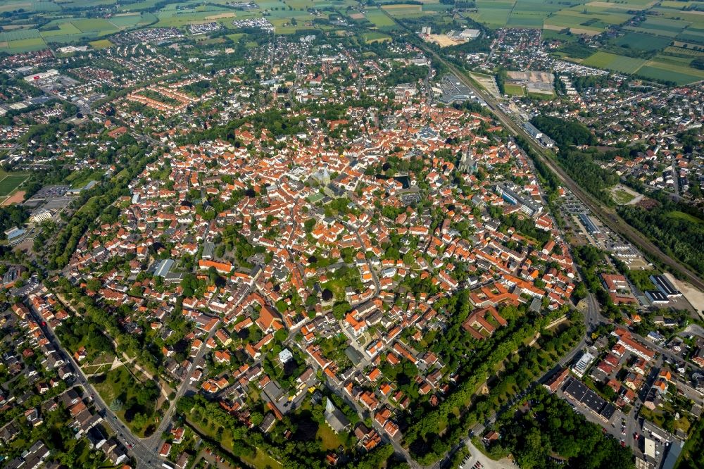 Soest von oben - Gesamtübersicht und Stadtgebiet mit Außenbezirken und Innenstadtbereich in Soest im Bundesland Nordrhein-Westfalen, Deutschland