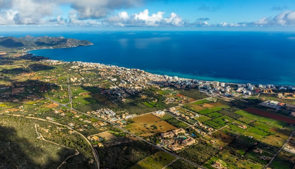 Luftbild Son Servera - Gesamtübersicht und Stadtgebiet mit Außenbezirken und Innenstadtbereich in Son Servera in Balearische Insel Mallorca, Spanien