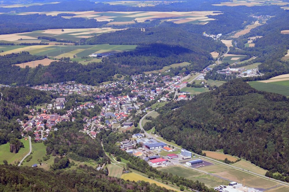Stühlingen von oben - Gesamtübersicht und Stadtgebiet mit Außenbezirken und Innenstadtbereich in Stühlingen im Bundesland Baden-Württemberg, Deutschland