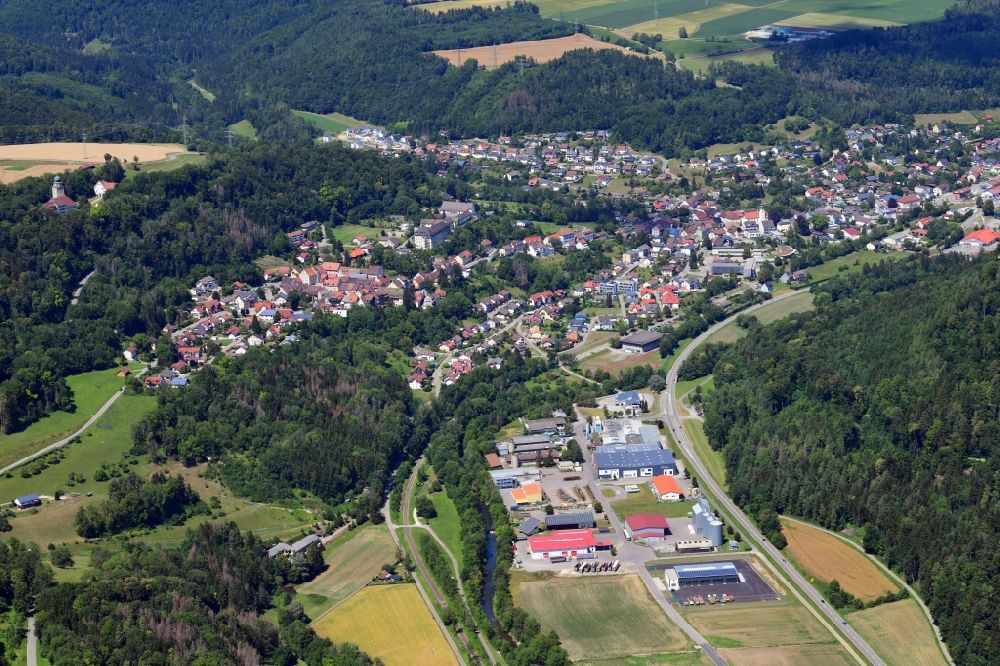 Luftaufnahme Stühlingen - Gesamtübersicht und Stadtgebiet mit Außenbezirken und Innenstadtbereich in Stühlingen im Bundesland Baden-Württemberg, Deutschland