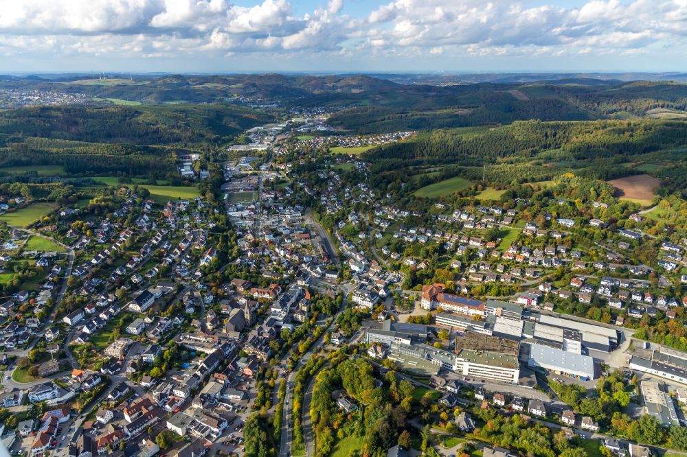 Luftbild Sundern (Sauerland) - Gesamtübersicht und Stadtgebiet mit Außenbezirken und Innenstadtbereich in Sundern (Sauerland) im Bundesland Nordrhein-Westfalen, Deutschland
