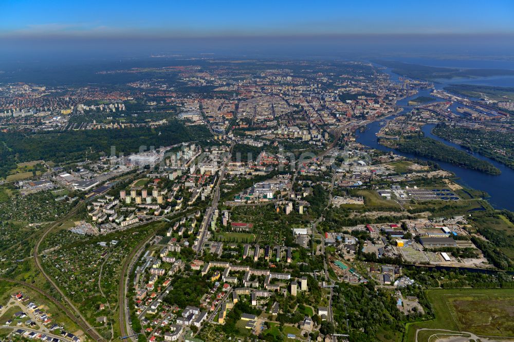 Luftaufnahme Szczecin - Stettin - Gesamtübersicht und Stadtgebiet mit Außenbezirken und Innenstadtbereich in Szczecin - Stettin in Zachodniopomorskie, Polen