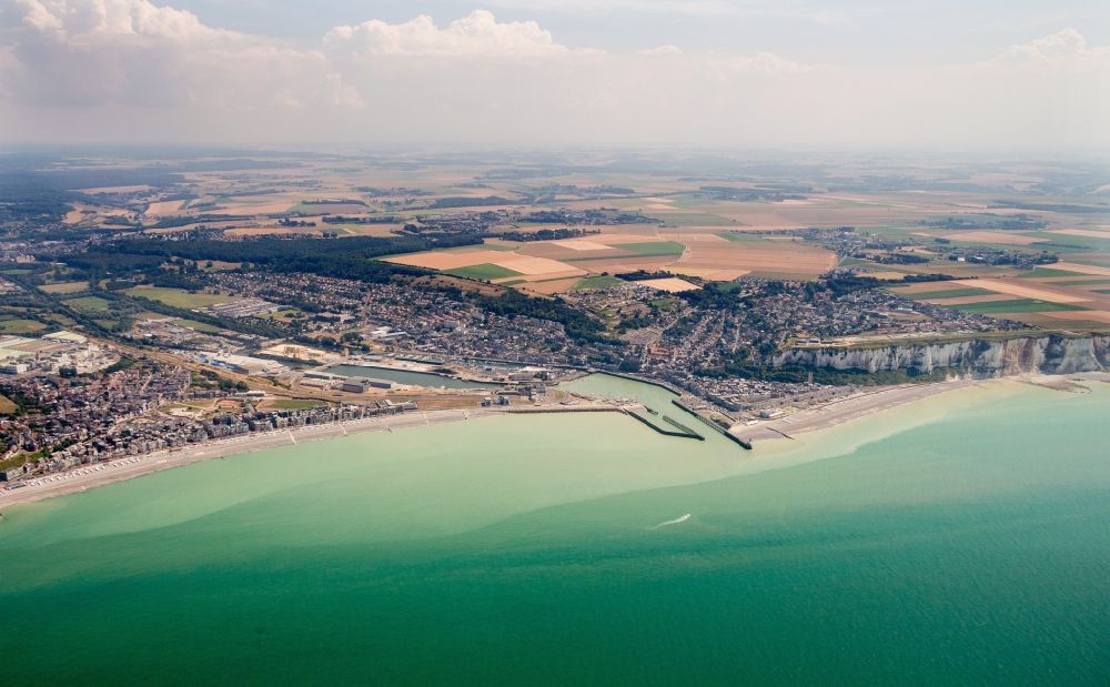 Luftbild Le Treport - Gesamtübersicht und Stadtgebiet mit Außenbezirken und Innenstadtbereich in Le Treport in Normandie, Frankreich