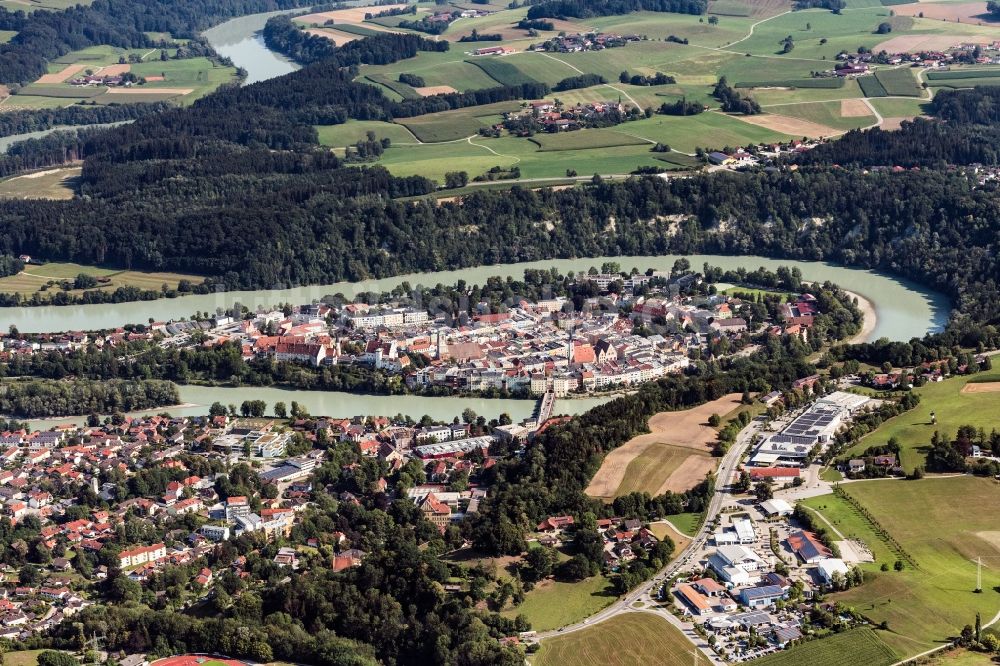 Luftaufnahme Wasserburg am Inn - Gesamtübersicht und Stadtgebiet mit Außenbezirken und Innenstadtbereich in Wasserburg am Inn im Bundesland Bayern, Deutschland