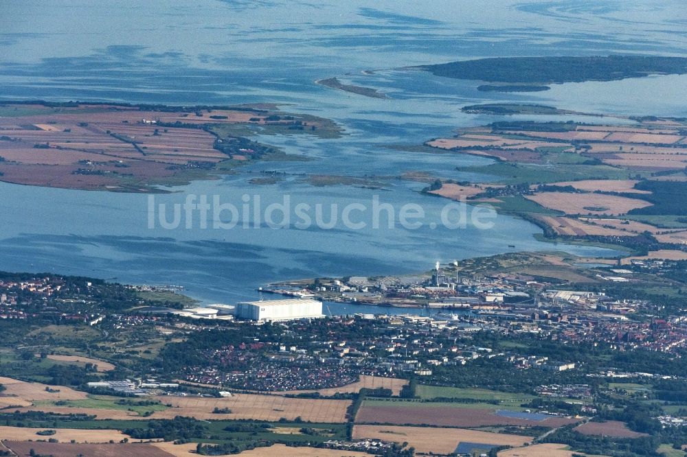 Luftbild Wismar - Gesamtübersicht und Stadtgebiet mit Außenbezirken und Innenstadtbereich in Wismar im Bundesland Mecklenburg-Vorpommern, Deutschland