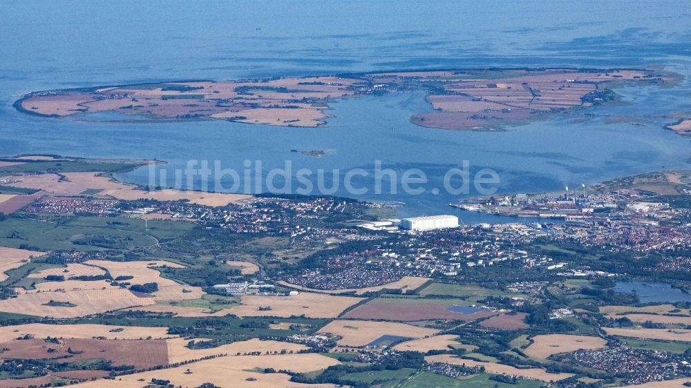 Luftaufnahme Wismar - Gesamtübersicht und Stadtgebiet mit Außenbezirken und Innenstadtbereich in Wismar im Bundesland Mecklenburg-Vorpommern, Deutschland