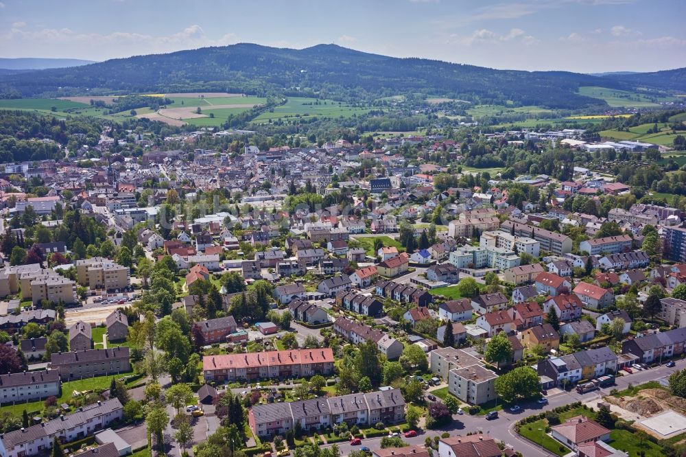 Luftaufnahme Wunsiedel - Gesamtübersicht und Stadtgebiet mit Außenbezirken und Innenstadtbereich in Wunsiedel im Bundesland Bayern, Deutschland