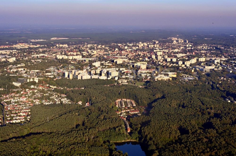 Luftaufnahme Zielona Gora - Gesamtübersicht und Stadtgebiet mit Außenbezirken und Innenstadtbereich in Zielona Gora in Lubuskie Lebus, Polen