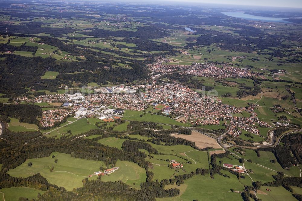Peißenberg aus der Vogelperspektive: Gesamtübersicht und Stadtgebiet mit Außenbezirken in Markt Peißenberg im Bundesland Bayern, Deutschland