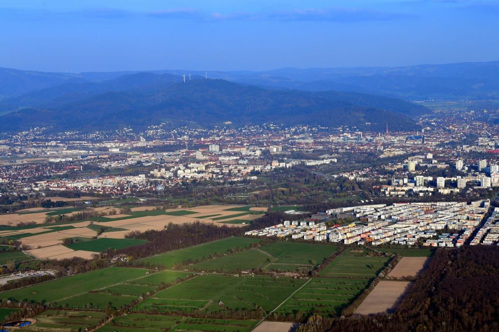 Luftbild Freiburg im Breisgau - Gesamtübersicht und Stadtgebiet mit Außenbezirken Rieselfeld und Dietenbach in Freiburg im Breisgau im Bundesland Baden-Württemberg, Deutschland
