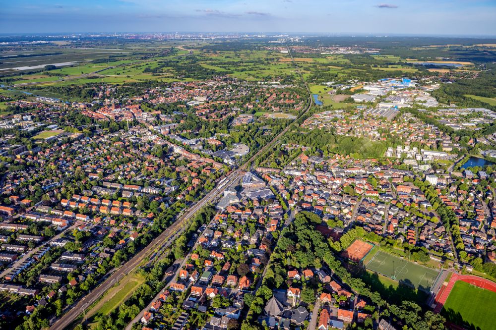 Luftaufnahme Buxtehude - Gesamtübersicht und Stadtgebiet in Buxtehude im Bundesland Niedersachsen, Deutschland