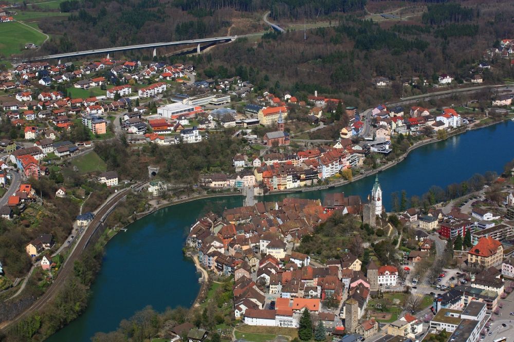 Laufenburg von oben - Gesamtübersicht und Stadtgebiet mit Innenstadtbereich und Altstadt mit Burganlage in Laufenburg im Kanton Aargau, Schweiz