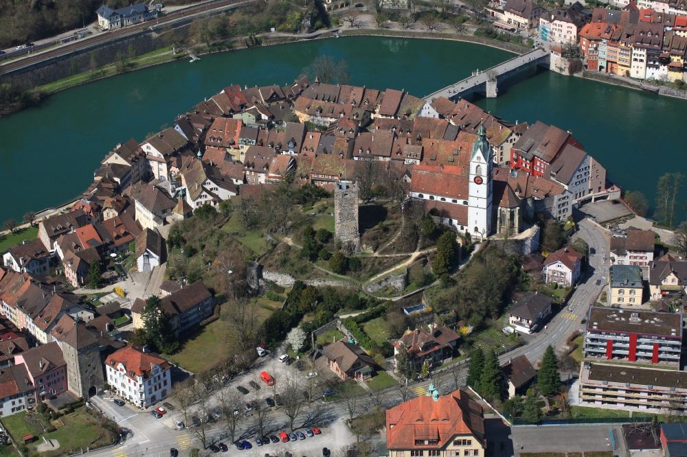 Luftaufnahme Laufenburg - Gesamtübersicht und Stadtgebiet mit Innenstadtbereich und Altstadt mit Burganlage in Laufenburg im Kanton Aargau, Schweiz