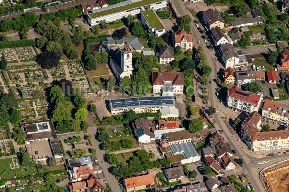 Luftaufnahme Denzlingen - Gesamtübersicht und Stadtgebiet und Innenstadtbereich in Denzlingen im Bundesland Baden-Württemberg, Deutschland