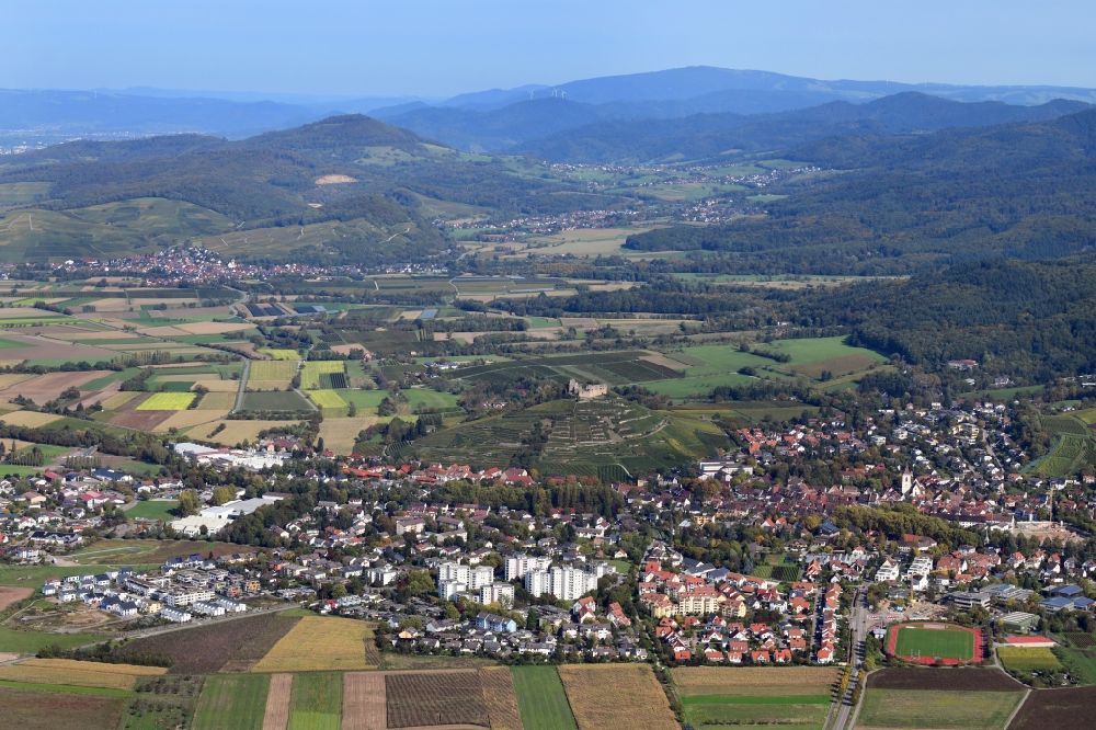 Luftbild Staufen im Breisgau - Gesamtübersicht und Stadtgebiet mit der Landschaft im Rheintal in Staufen im Breisgau im Bundesland Baden-Württemberg, Deutschland