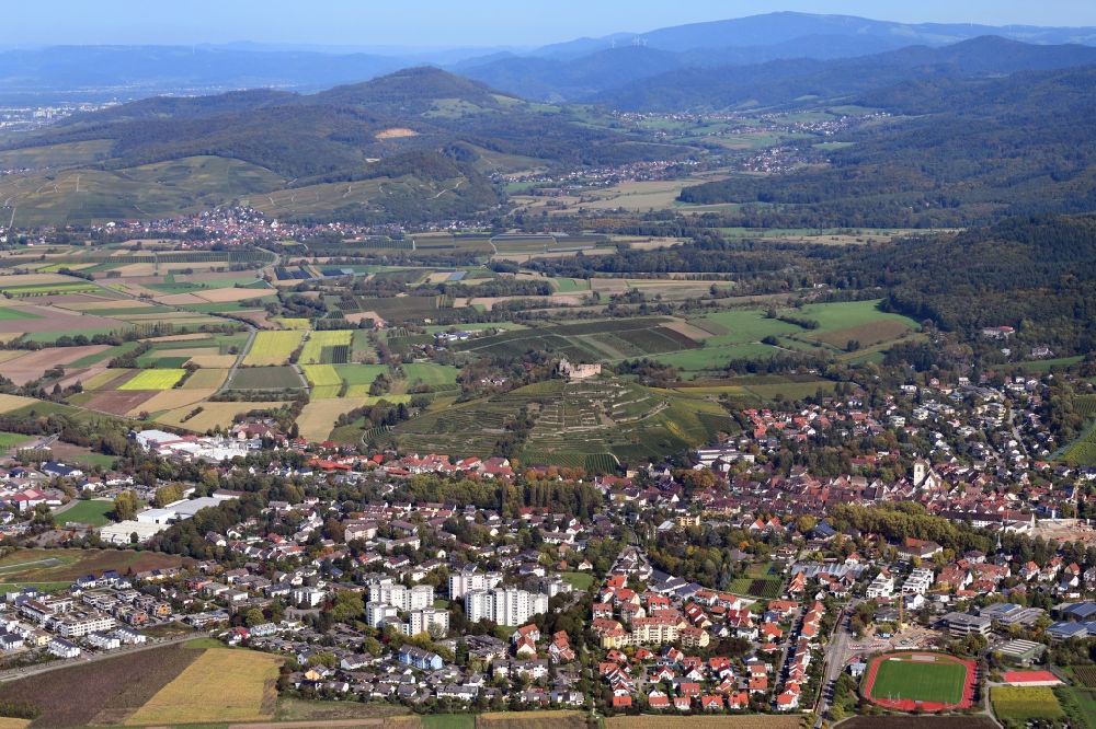 Luftaufnahme Staufen im Breisgau - Gesamtübersicht und Stadtgebiet mit der Landschaft im Rheintal in Staufen im Breisgau im Bundesland Baden-Württemberg, Deutschland