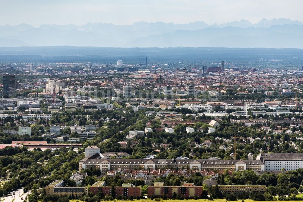 Luftaufnahme München - Gesamtübersicht und Stadtgebiet mit nördlichen Außenbezirken und Innenstadtbereich mit Bergblick bei Föhn in München im Bundesland Bayern, Deutschland
