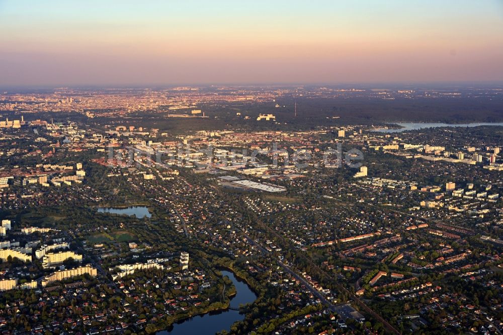 Berlin von oben - Gesamtübersicht und Stadtgebiet West mit Außenbezirken und Innenstadtbereich in Berlin, Deutschland