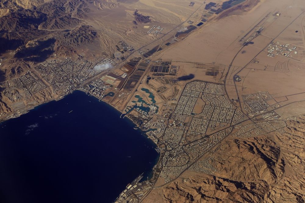 Aqaba von oben - Gesamtübersicht und Stadtgebiete von Akaba, Jordanien und von Eilat, Israel, an der Nordsitze des Golf von Akaba