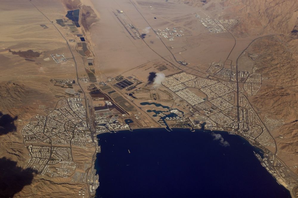 Luftbild Eilat - Gesamtübersicht und Stadtgebiete von Eilat, Israel, und Akaba, Jordanien an der Nordsitze des Golf von Akaba
