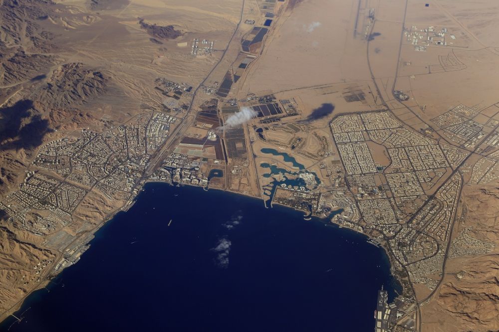 Luftaufnahme Eilat - Gesamtübersicht und Stadtgebiete von Eilat, Israel, und Akaba, Jordanien an der Nordsitze des Golf von Akaba