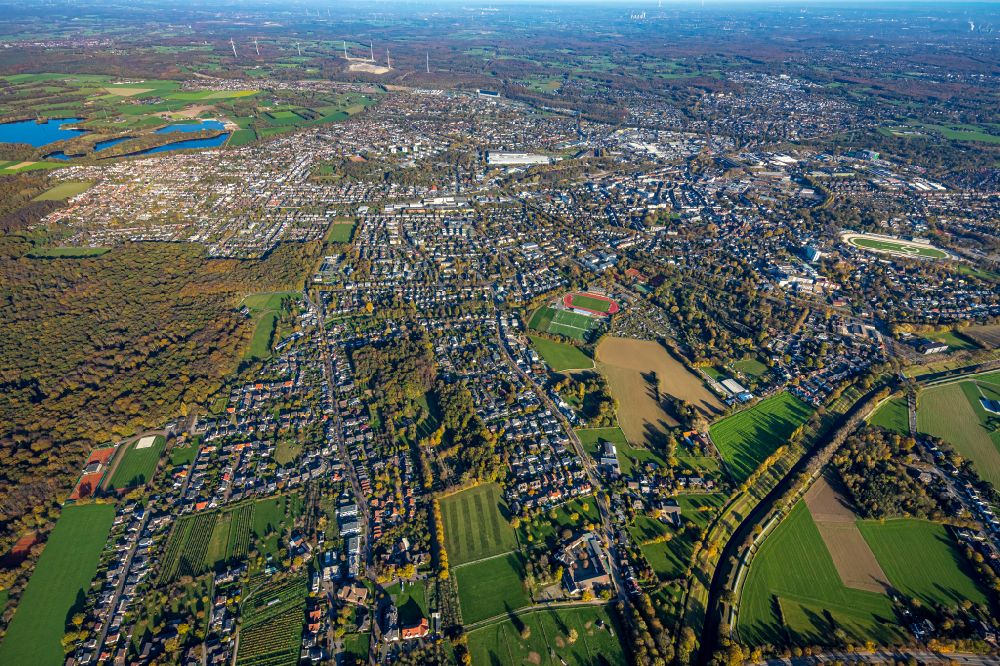 Dinslaken aus der Vogelperspektive: Gesamtübersicht des Stadtgebietes in Dinslaken im Bundesland Nordrhein-Westfalen, Deutschland