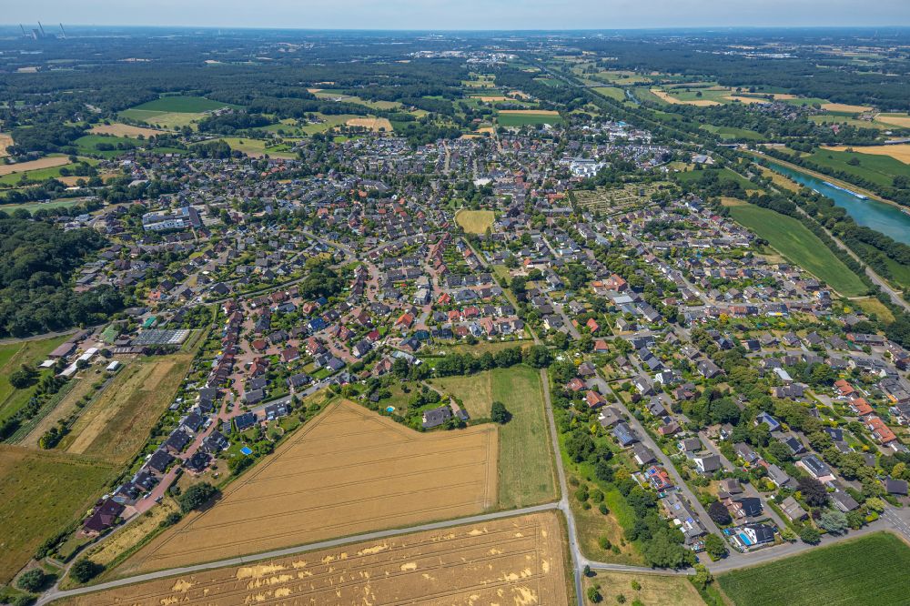 Hünxe von oben - Gesamtübersicht des Stadtgebietes in Hünxe im Bundesland Nordrhein-Westfalen, Deutschland