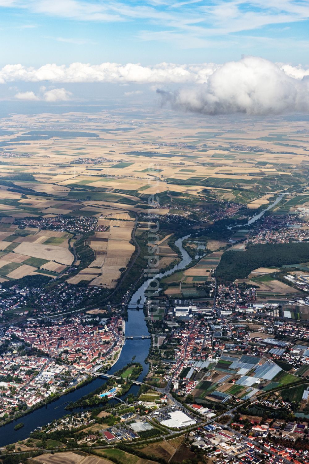 Kitzingen von oben - Gesamtübersicht des Stadtgebietes in Kitzingen im Bundesland Bayern, Deutschland