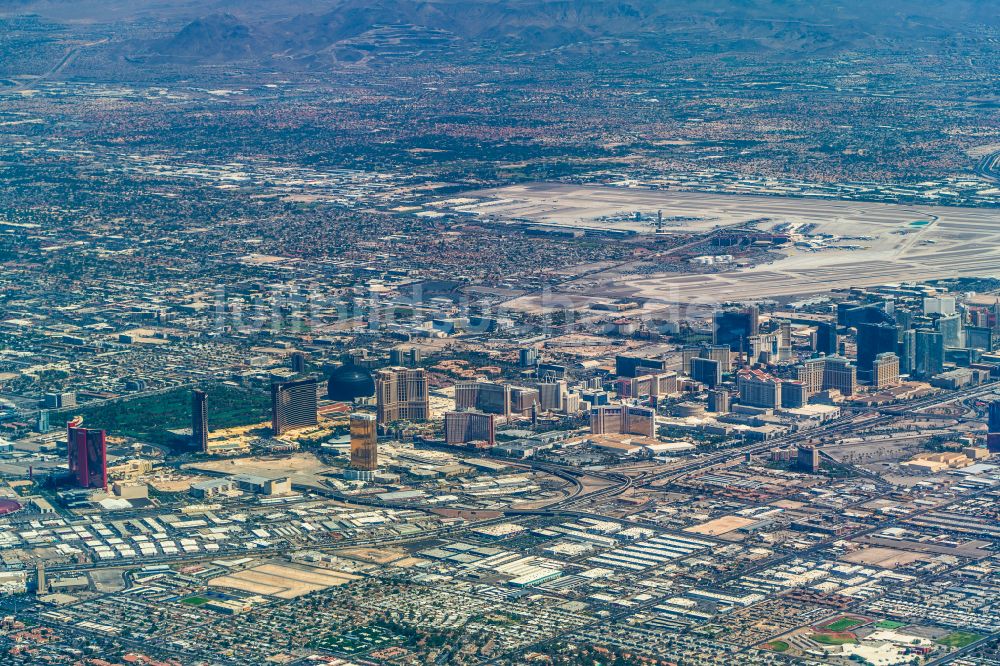 Luftaufnahme Las Vegas - Gesamtübersicht des Stadtgebietes in Las Vegas in Nevada, USA