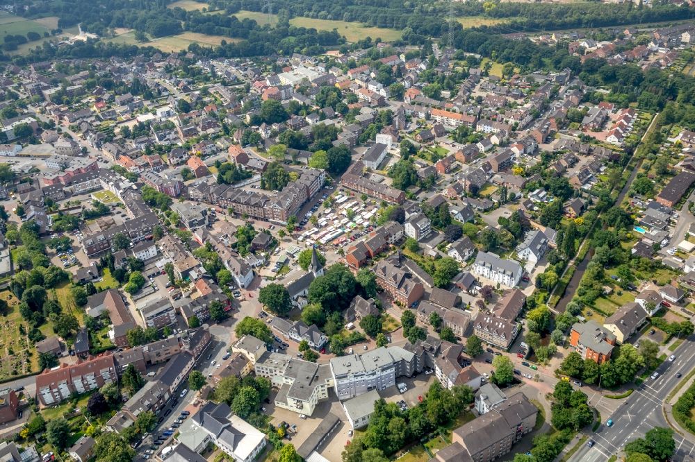 Luftaufnahme Dinslaken - Gesamtübersicht mit Stadtplan- ähnlicher Übersicht vom Infrastrukturbereich in Dinslaken im Bundesland Nordrhein-Westfalen - NRW, Deutschland