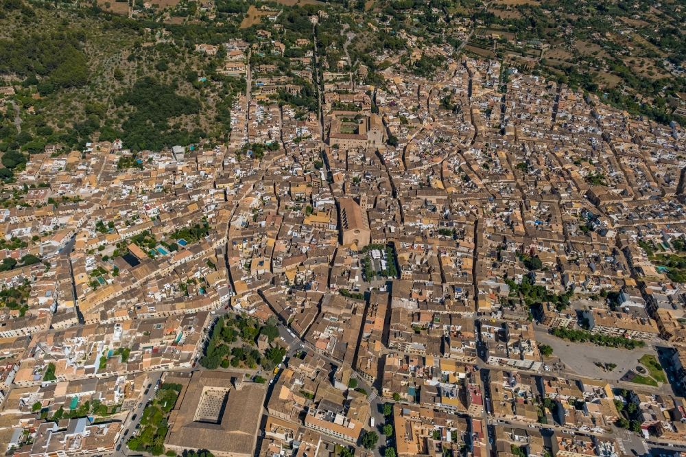 Pollenca von oben - Gesamtübersicht und Stadtgebiet mit Außenbezirken und Innenstadtbereich in Pollenca in Balearische Insel Mallorca, Spanien