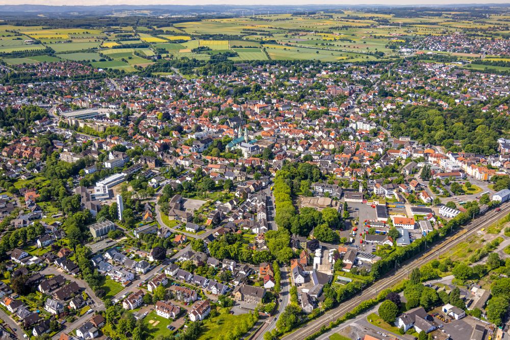 Luftbild Werl - Gesamtübersicht und Stadtgebiet mit Außenbezirken und Innenstadtbereich in Werl im Bundesland Nordrhein-Westfalen, Deutschland