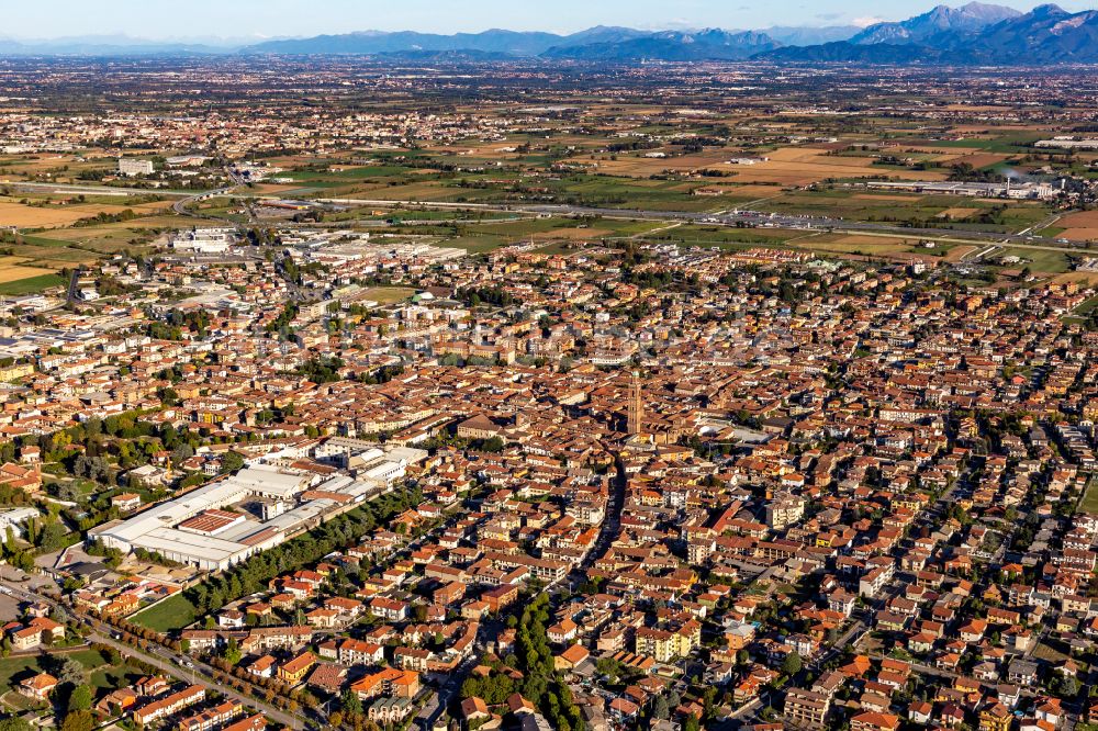 Luftbild Caravaggio - Gesamtübersicht des Stadtgebietes in Caravaggio in der Lombardei -Lombardia, Italien