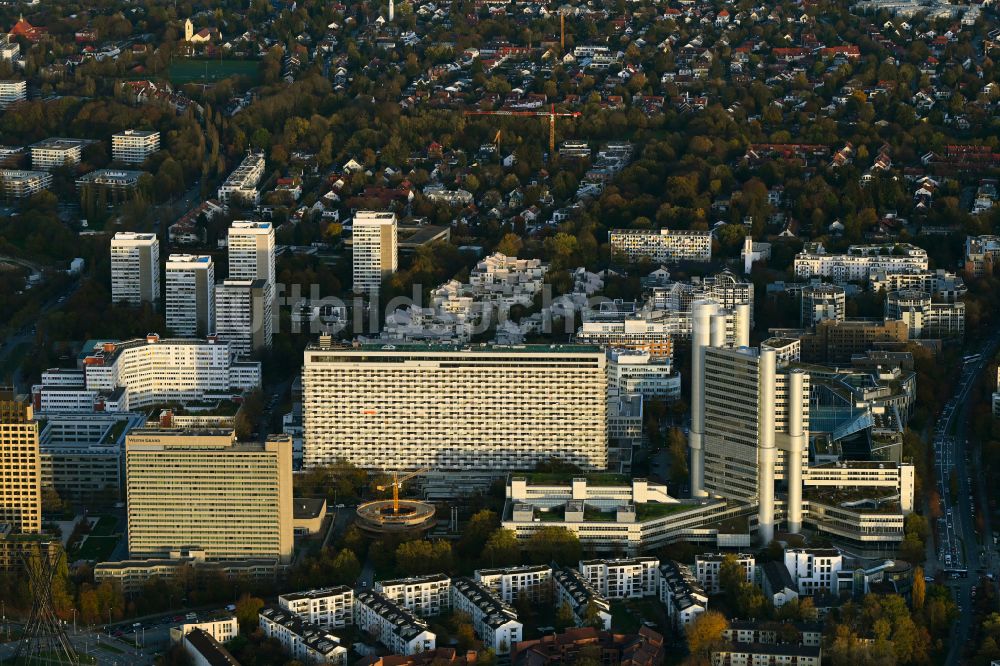 München von oben - Geschäftsgebäude HVB - UniCredit Bank und Sheraton München Arabellapark Hotel in München im Bundesland Bayern, Deutschland
