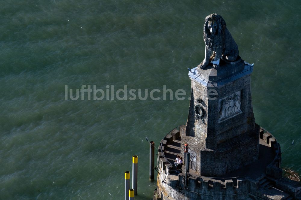 Lindau (Bodensee) von oben - Geschichts- Denkmal Bayerischer Löwe im Hafen in Lindau (Bodensee) im Bundesland Bayern, Deutschland