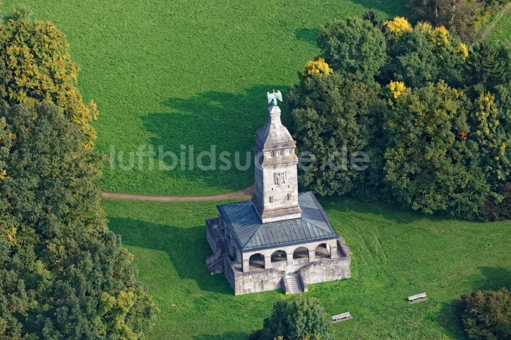 Berg von oben - Geschichts- Denkmal Bismarckturm bei Assenhausen in der Gemeinde Berg am Starnberger See im Bundesland Bayern