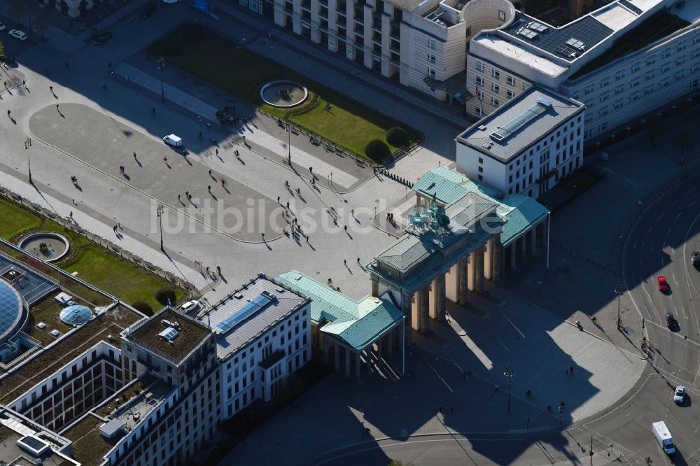 Berlin von oben - Geschichts- Denkmal Brandenburger Tor am Pariser Platz - Unter den Linden im Ortsteil Mitte in Berlin, Deutschland