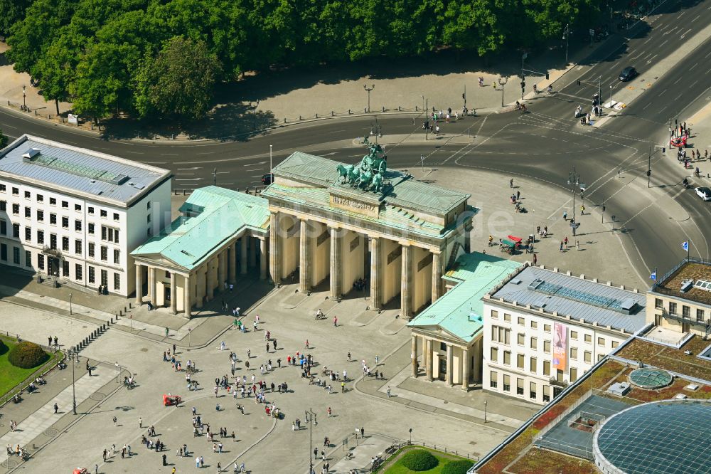 Luftbild Berlin - Geschichts- Denkmal Brandenburger Tor am Pariser Platz - Unter den Linden im Ortsteil Mitte in Berlin, Deutschland
