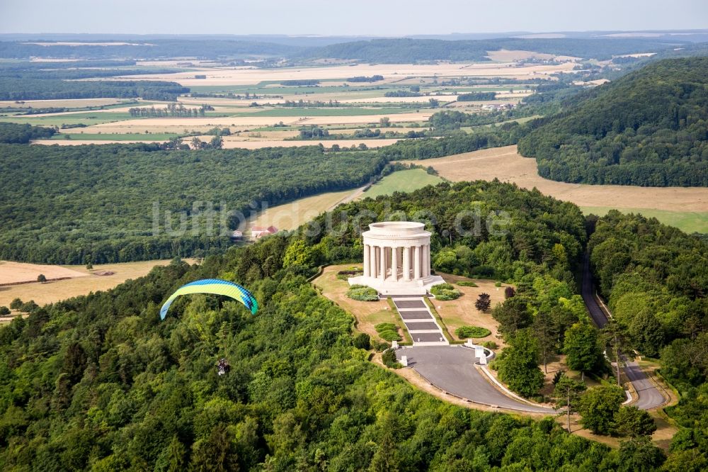 Montsec von oben - Geschichts- Denkmal Butte de Montsec in Montsec in Alsace-Champagne-Ardenne-Lorraine, Frankreich