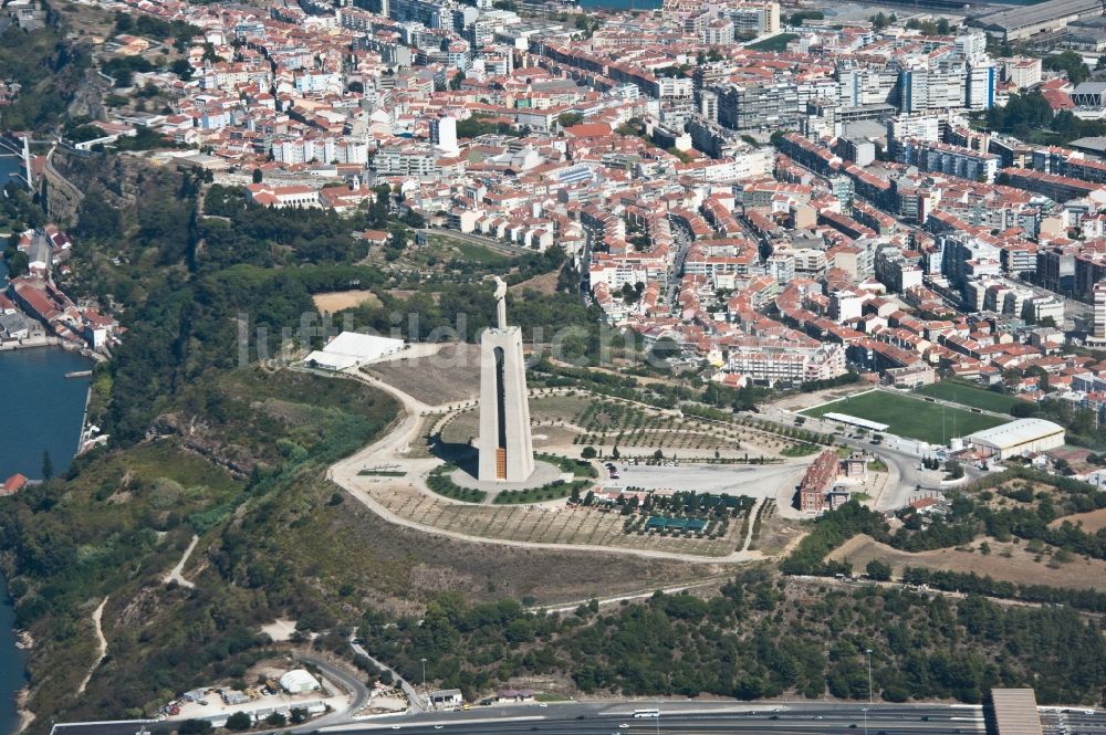 Luftaufnahme Almada - Geschichts- Denkmal Cristo Rei Alto do Pragal in Almada in Setúbal, Portugal