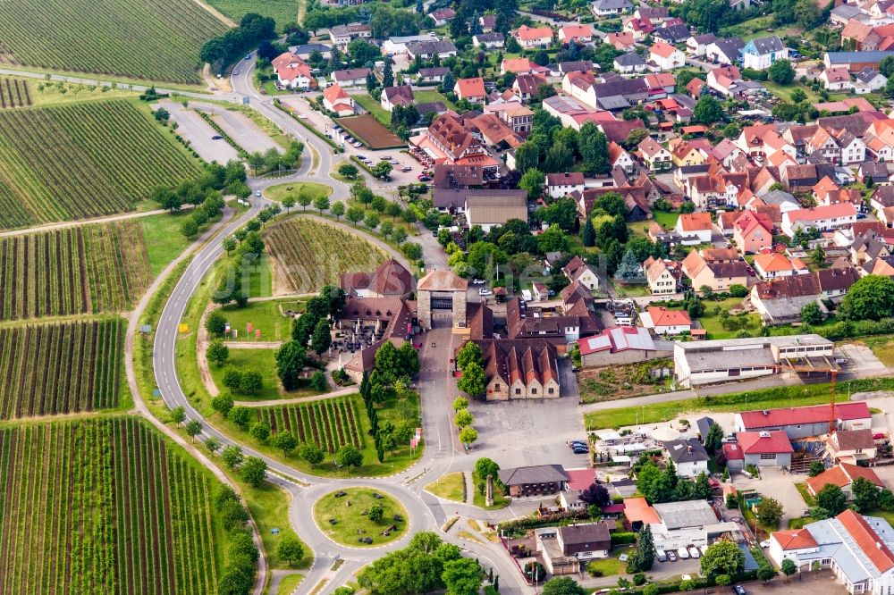 Luftaufnahme Schweigen-Rechtenbach - Geschichts- Denkmal Deutsches Weintor in Schweigen-Rechtenbach im Bundesland Rheinland-Pfalz, Deutschland