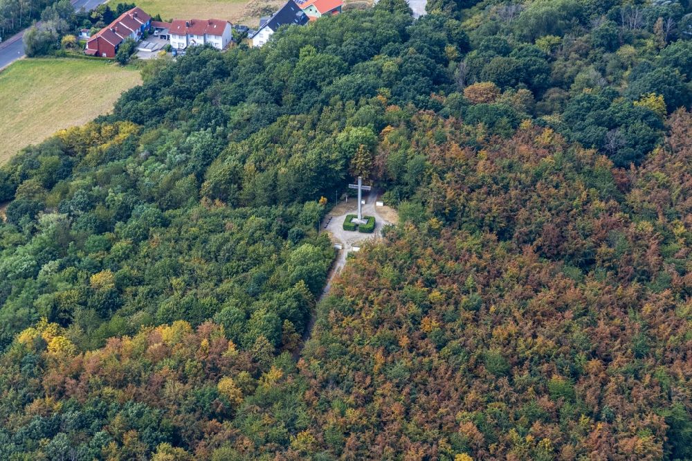 Luftbild Menden (Sauerland) - Geschichts- Denkmal Galbusch Kreuz in Menden (Sauerland) im Bundesland Nordrhein-Westfalen, Deutschland