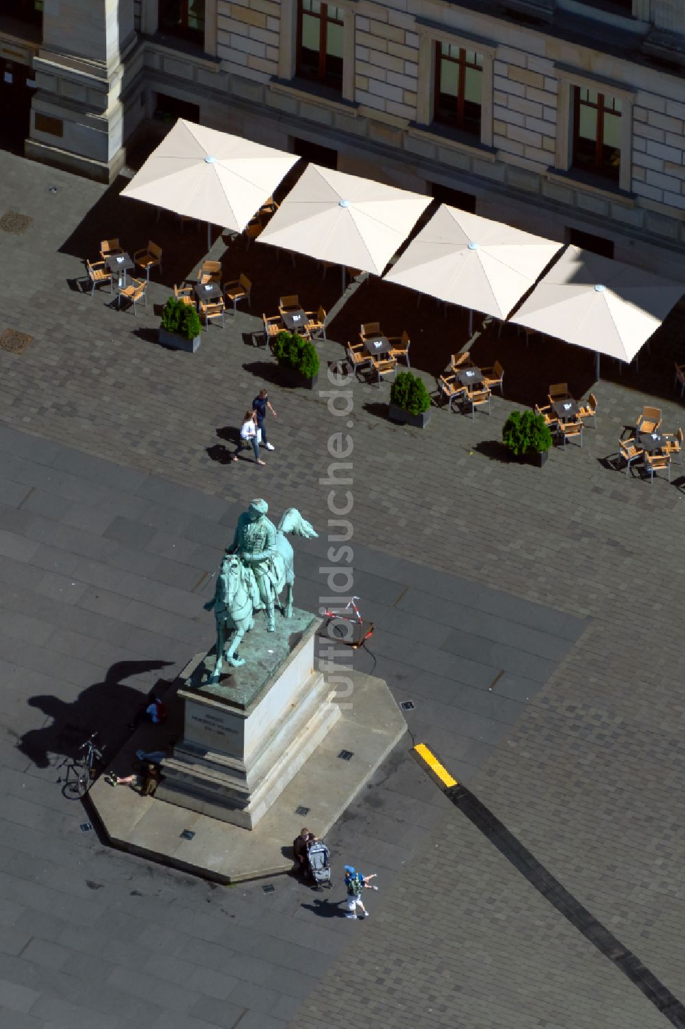 Braunschweig aus der Vogelperspektive: Geschichts- Denkmal Herzog Friedrich Wilhelm in Braunschweig im Bundesland Niedersachsen, Deutschland