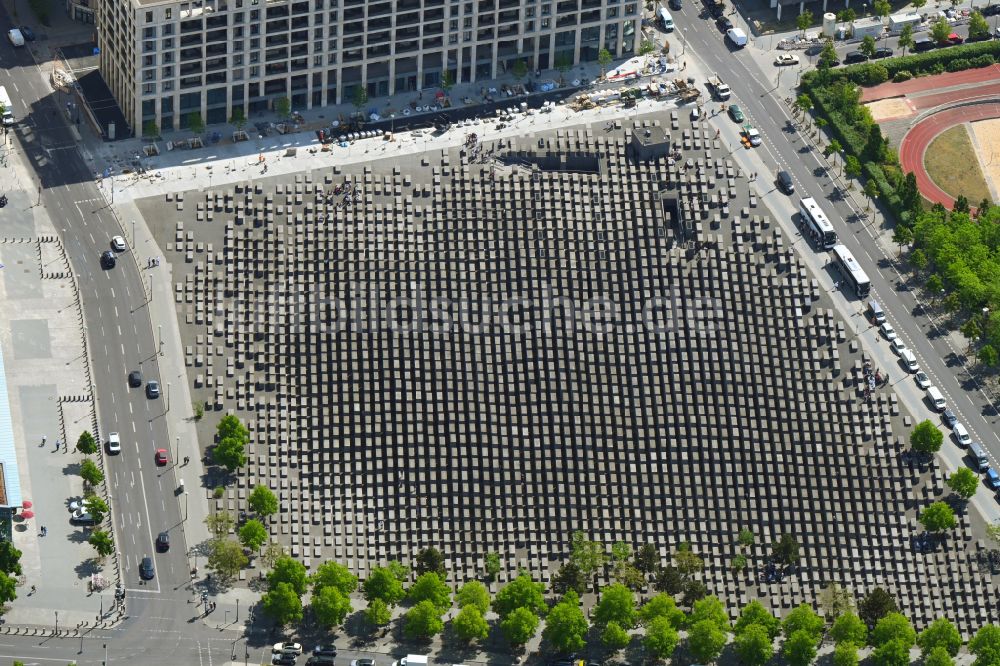 Luftaufnahme Berlin - Geschichts- Denkmal Holocaust Mahnmal an der Hannah-Arendt-Straße in Berlin