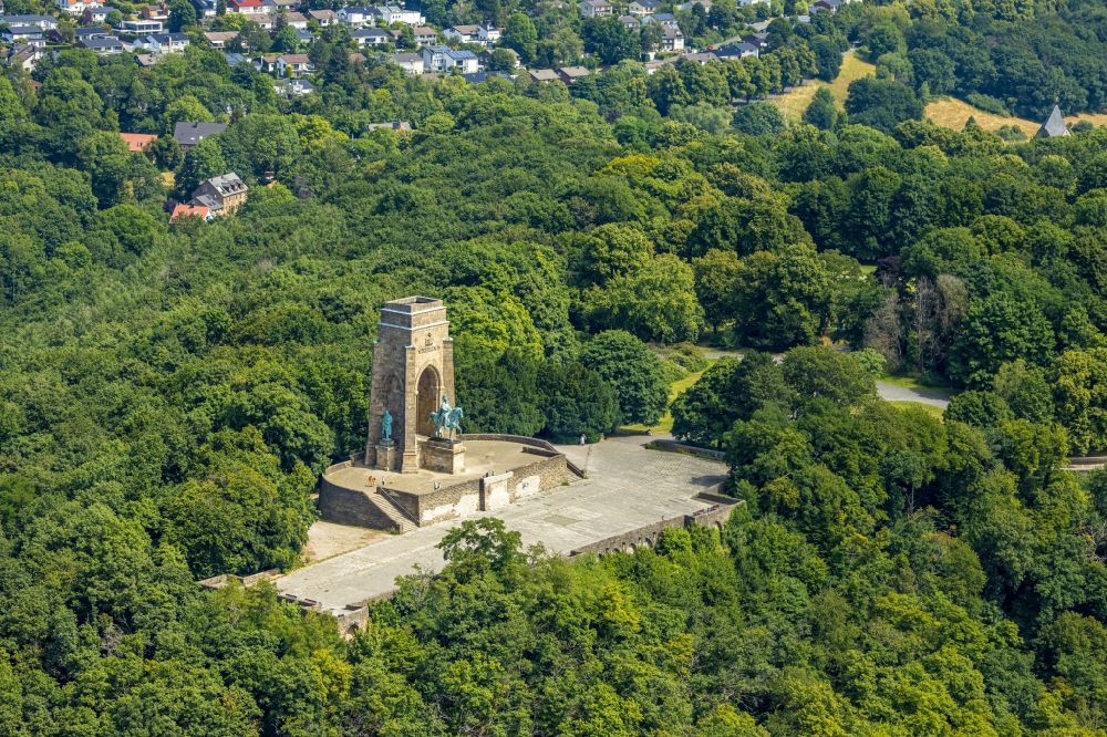Dortmund aus der Vogelperspektive: Geschichts- Denkmal Kaiser-Wilhelm-Denkmal im Ortsteil Hörde in Dortmund im Bundesland Nordrhein-Westfalen
