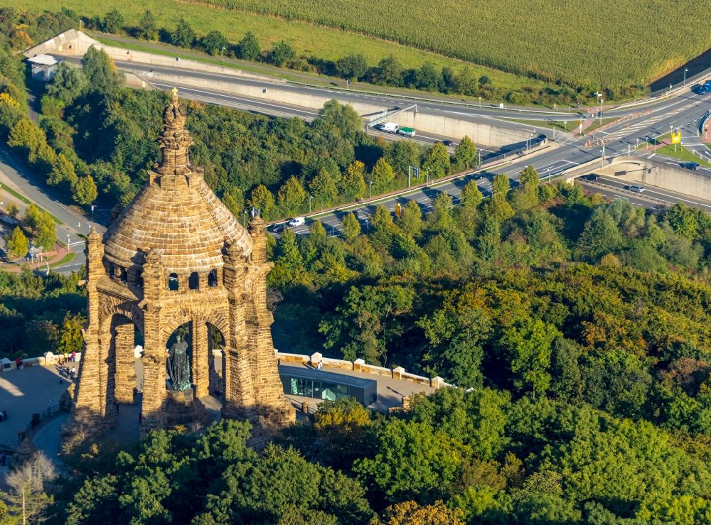 Porta Westfalica aus der Vogelperspektive: Geschichts- Denkmal Kaiser- Wilhelm- Denkmal in Porta Westfalica im Bundesland Nordrhein-Westfalen, Deutschland