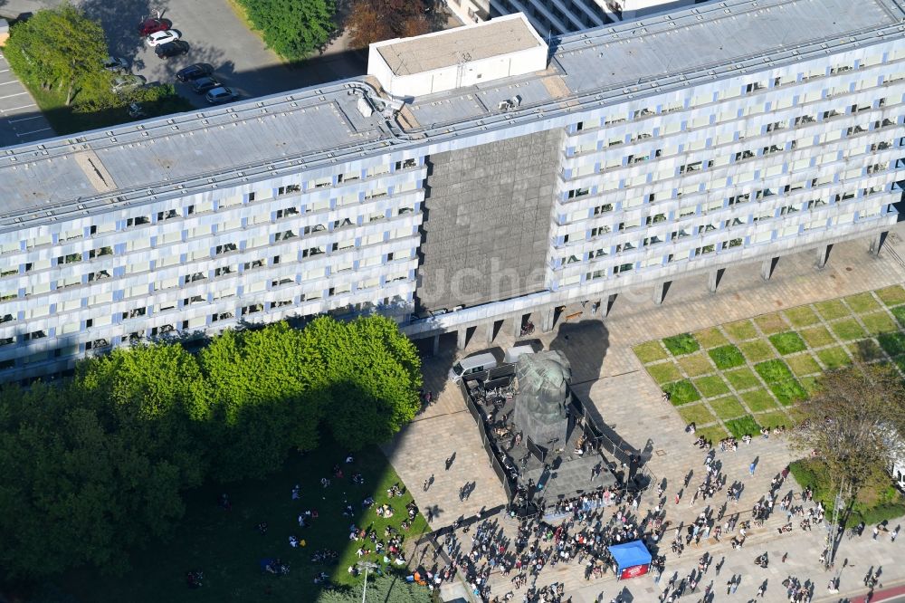 Chemnitz aus der Vogelperspektive: Geschichts- Denkmal Karl-Marx-Monument an der Brückenstraße im Ortsteil Zentrum in Chemnitz im Bundesland Sachsen, Deutschland