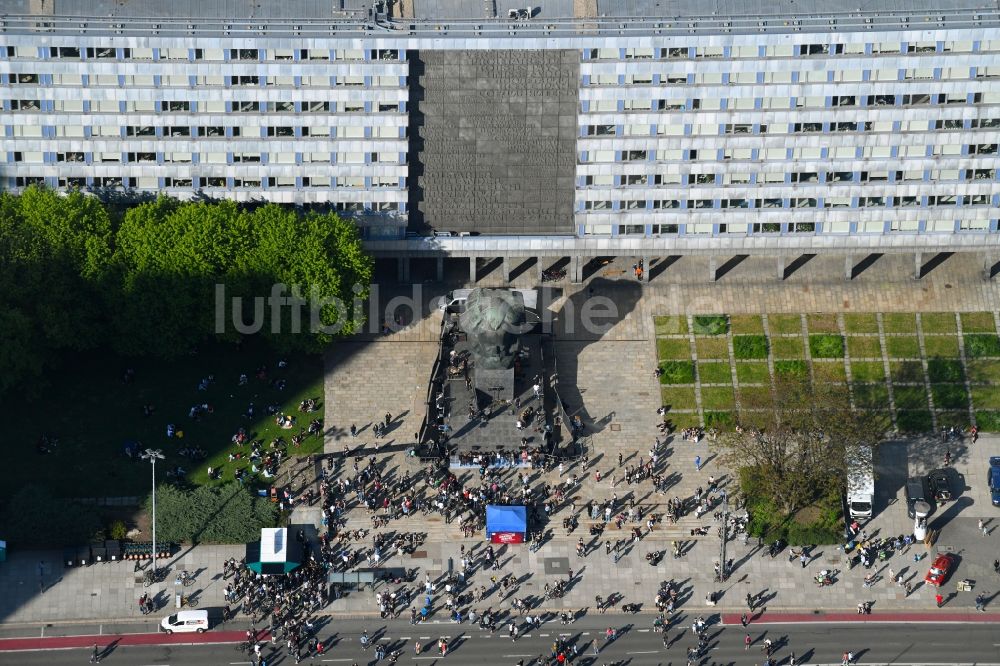Luftaufnahme Chemnitz - Geschichts- Denkmal Karl-Marx-Monument an der Brückenstraße im Ortsteil Zentrum in Chemnitz im Bundesland Sachsen, Deutschland