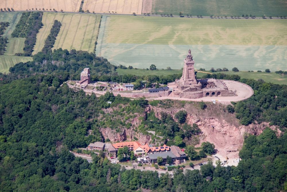 Luftbild Kyffhäuserland - Geschichts- Denkmal Kyffhäuserdenkmals bei Steinthaleben in Kyffhäuserland im Bundesland Thüringen